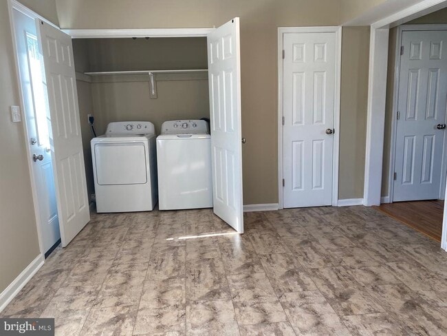 Building Photo - 208 Hackberry Dr