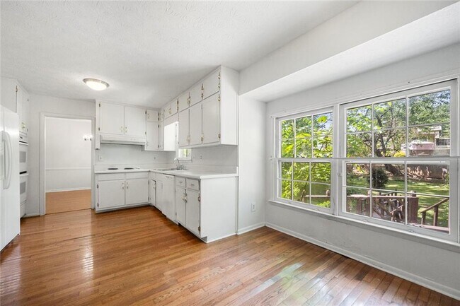 Building Photo - 4000 Pinehurst Pl