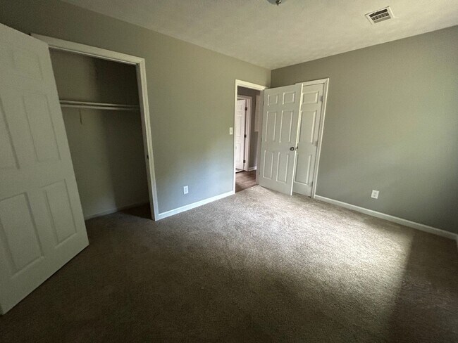 Building Photo - 2920 Lone Oak Rd