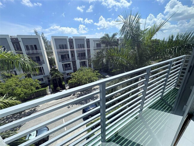 Building Photo - 1045 NE 18th Ave