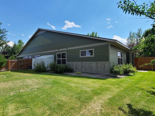 Building Photo - 895 Longbow Ln