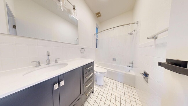 Building Photo - Gorgeous Remodeled 3BD/2BA with Parking & City Views in Nob Hill