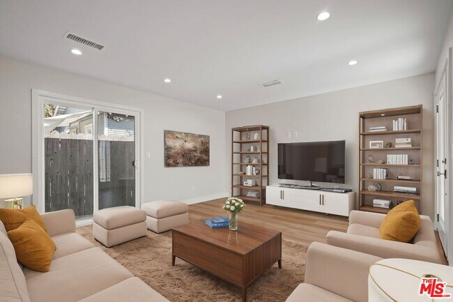 Building Photo - 1561 E Elizabeth St