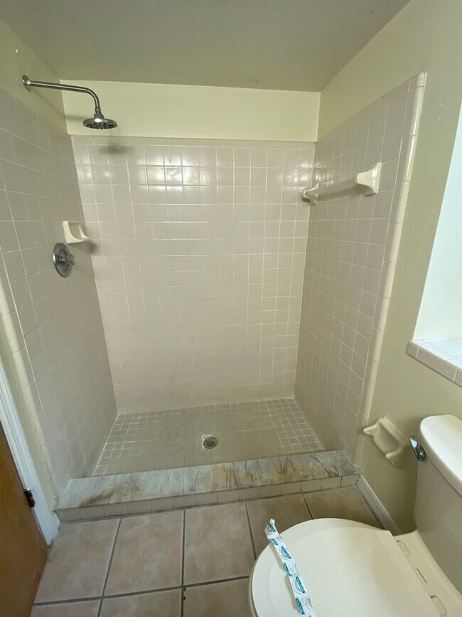 Building Photo - Great 3 Bedroom, 2 Bathroom condo in the V...