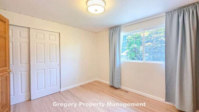 Building Photo - 11204 NE 58th Pl