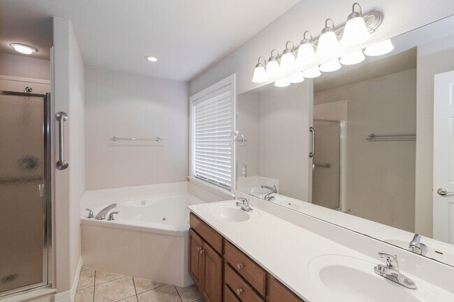 Building Photo - Stunning 3 Bedroom Home in Farmington