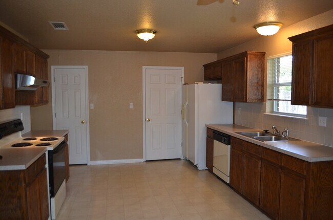 Building Photo - Fantastic 4BR/2BA in Highly Sought After Country Trails!