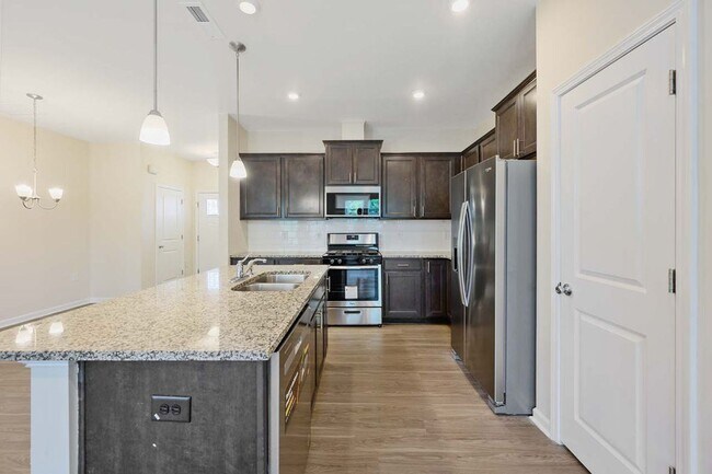 Building Photo - Roomy Townhome in RTP