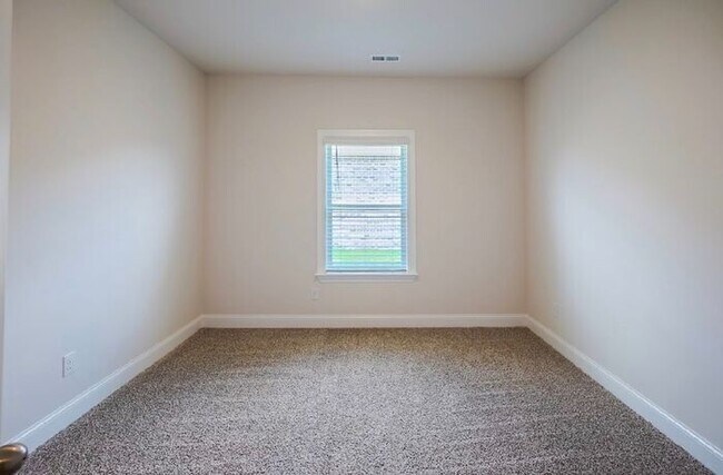 Building Photo - Fenced yard, great location