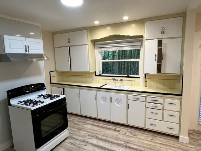 Building Photo - 2-Bedroom Crockett Lower Duplex Unit Avail...