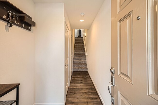 Building Photo - Modern Furnished Townhome in Prime Kent Lo...