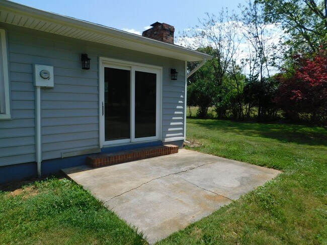 Building Photo - Price Reduced!!! $1950/Month