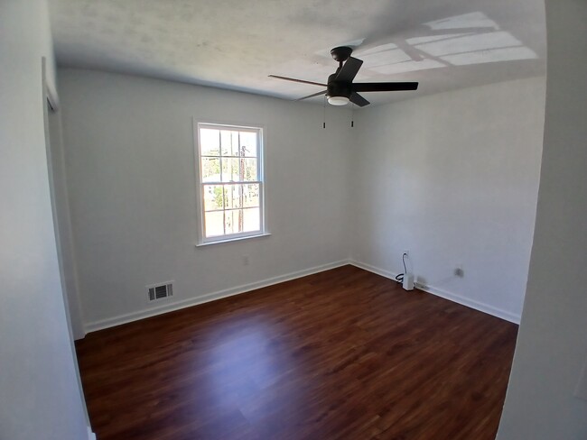 Building Photo - 1518 Biffle Rd