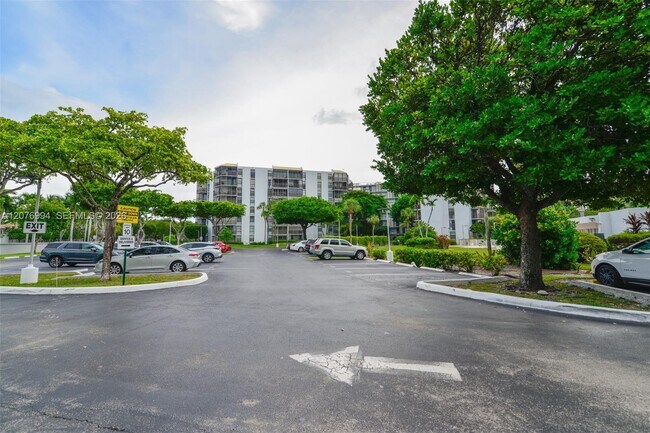 Building Photo - 20500 W Country Club Dr