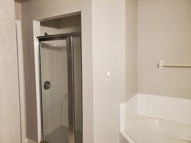 Building Photo - 445 Reading St