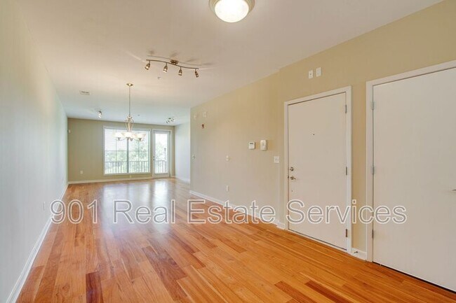 Building Photo - 380 Island Dr
