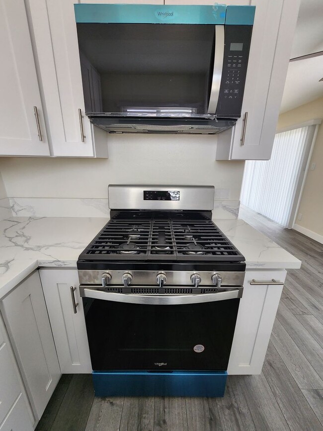 Building Photo - Charming 3-Bedroom Home Just 10 Minutes fr...