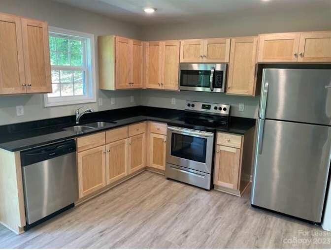 Building Photo - 562 Kirk St