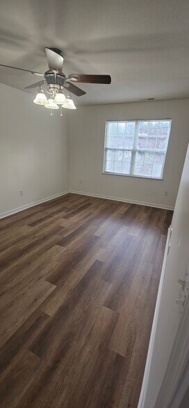 Building Photo - 119 Creekside Dr
