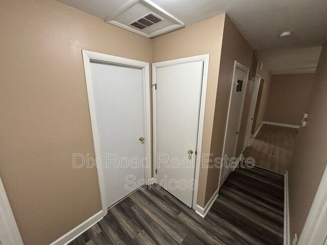 Building Photo - 301 Cranewood Dr
