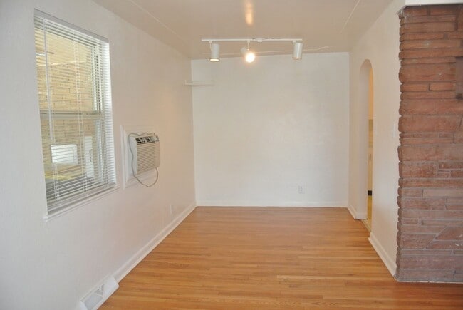 Building Photo - 2 bedroom/1 bathroom