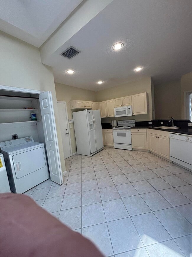 Building Photo - 10100 Larkspur Ln
