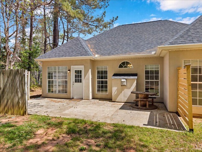 Building Photo - Country Club Living