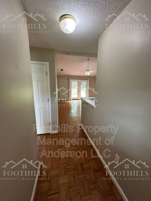Building Photo - 1419 Oak Hill Dr