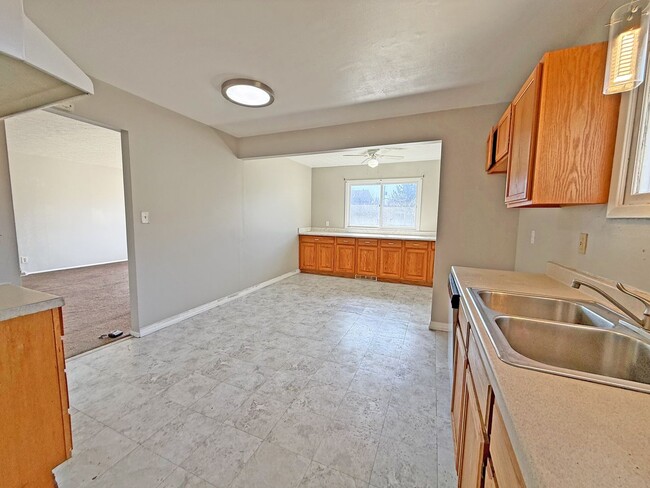 Building Photo - 3 Bed 1.5 Bath Single Family Home In Beaut...