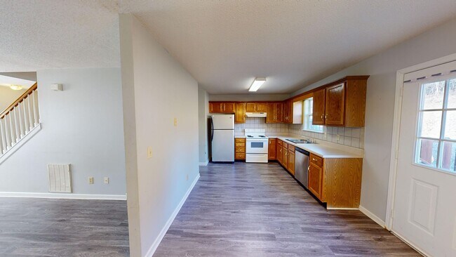 Building Photo - Renovated Three Bedroom Columbia Townhome!!