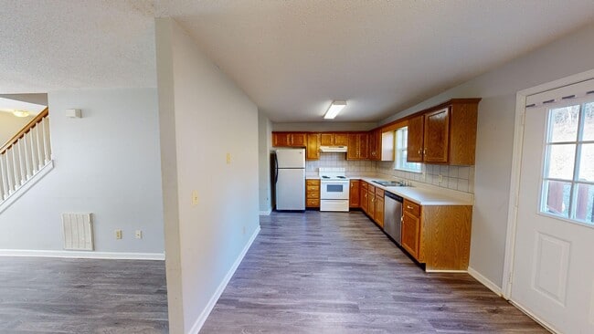 Building Photo - Spacious Three Bedroom Townhome in Columbi...