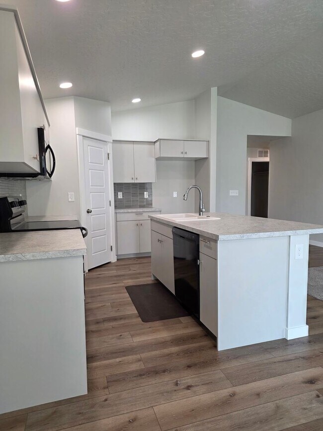 Building Photo - Like new 4 Bedroom Home - Half of 1st Mont...