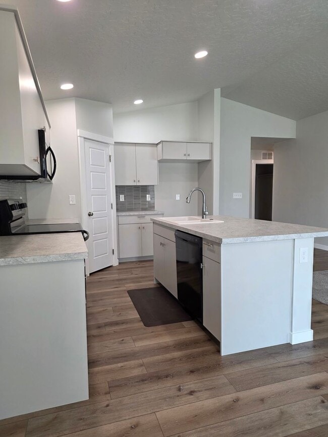 Building Photo - Like new 4 Bedroom Home
