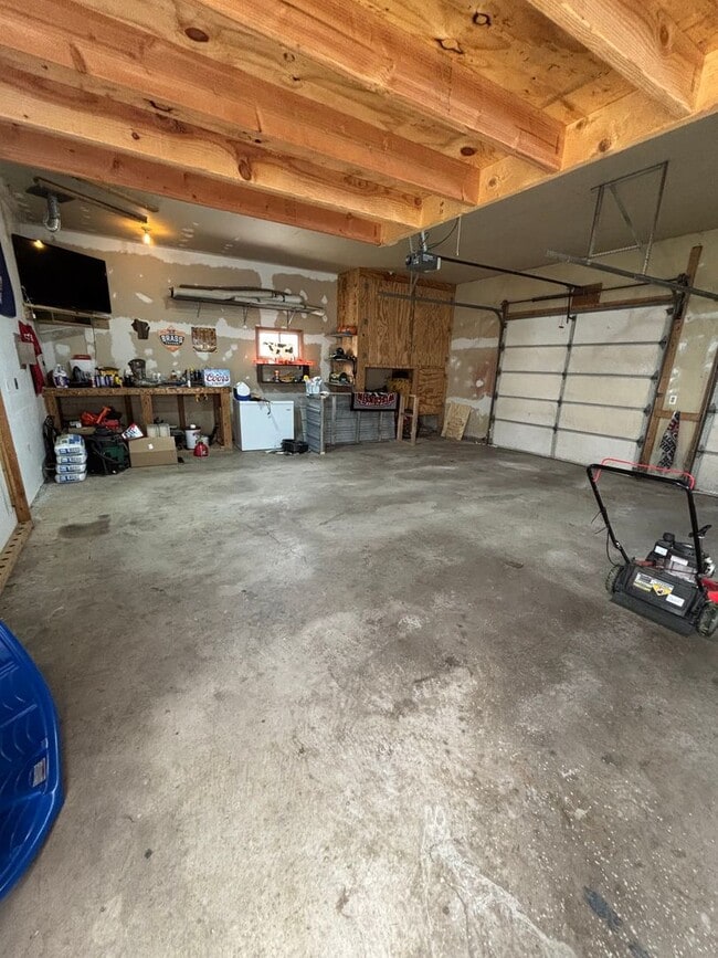 Building Photo - Charming 2-Bedroom Home in La Crosse Close...