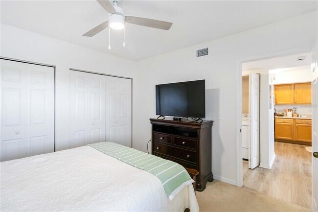 Building Photo - 1050 Villagio Cir