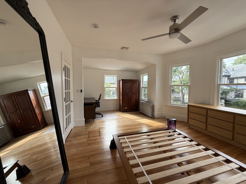 Building Photo - 96 Munroe St