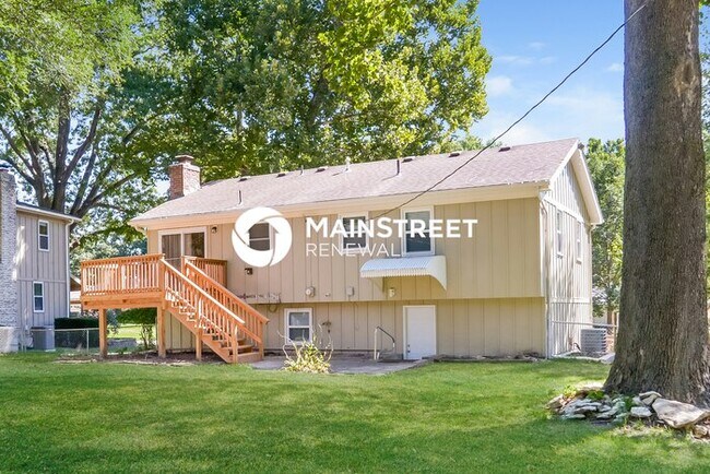 Building Photo - 3 Bedroom Pet-Friendly Home in OVERLAND PA...