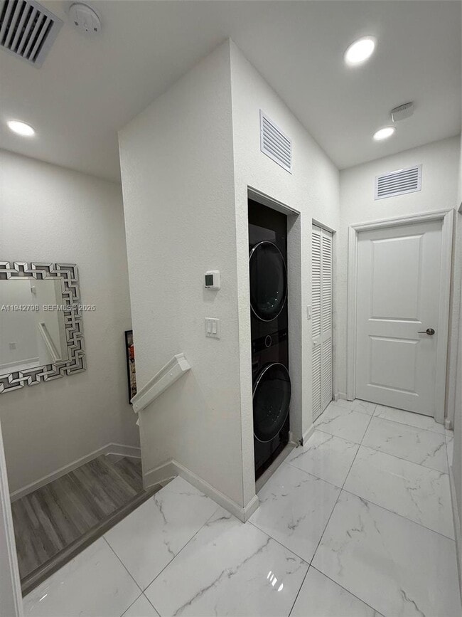 Building Photo - 21432 NE 2nd Path