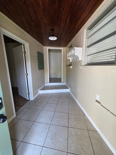 Building Photo - 1641 Meadowbrook Ave