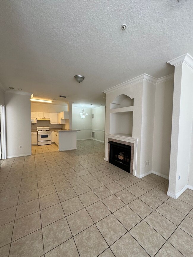 Building Photo - 2 Bedroom 2 Bath Condo in Guard Gated Comm...