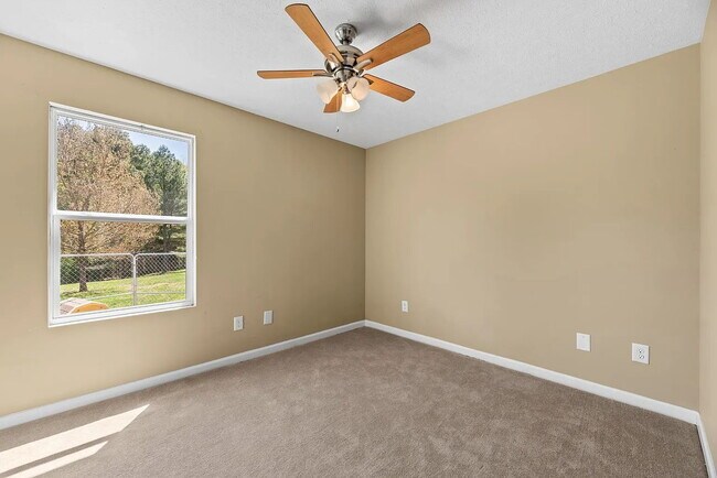 Building Photo - Move-In Ready Cottage on 1.36 Acres with L...