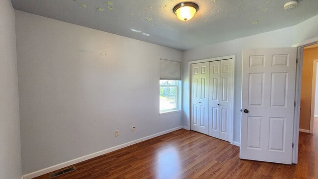 Building Photo - Beautiful House with Yard and Pets Considered