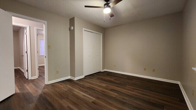 Building Photo - 208 S Ginger Dr