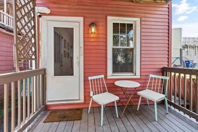 Building Photo - 166 Brooks St