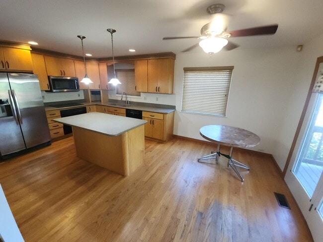 Building Photo - Spacious Home in Ladue Schools