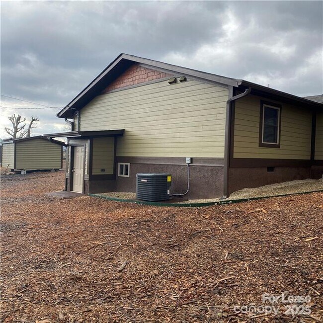 Building Photo - 150 Oak Hill Rd