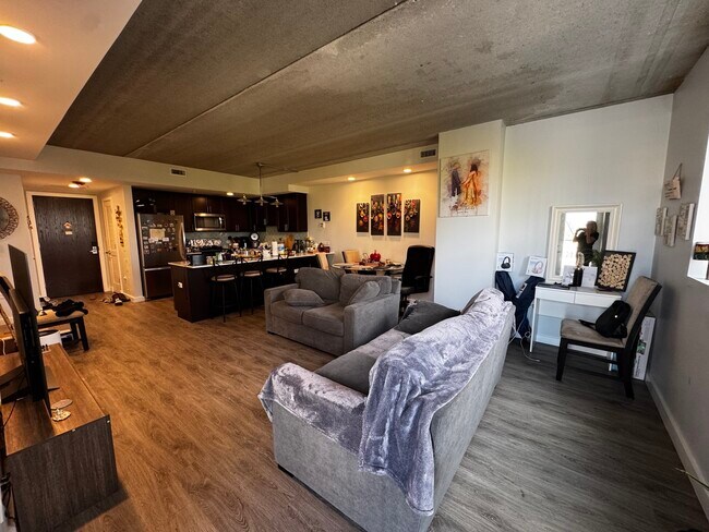 Building Photo - 1323 W Morse Ave