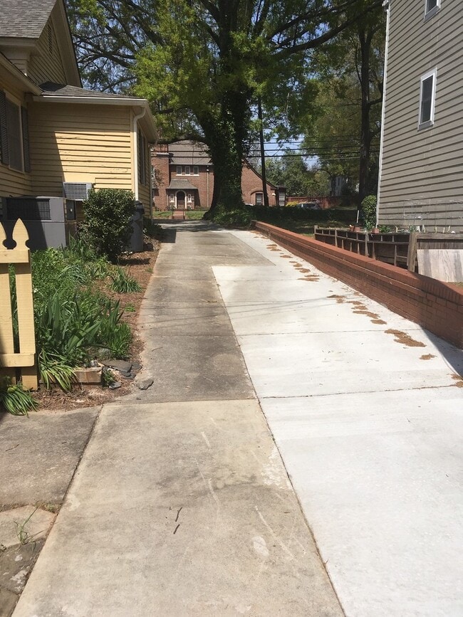 Building Photo - 520 W Hancock St