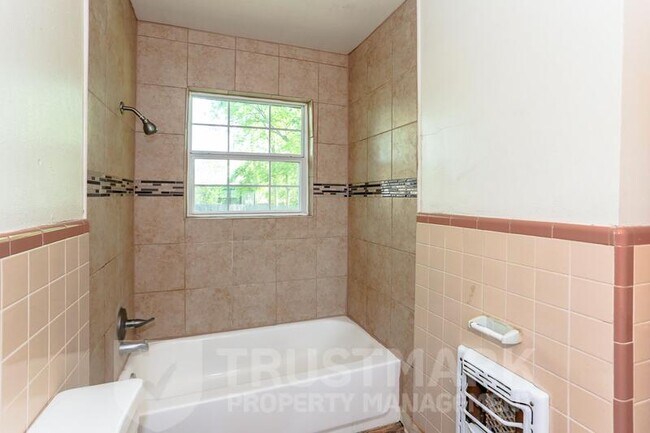 Building Photo - 507 Adams Ave