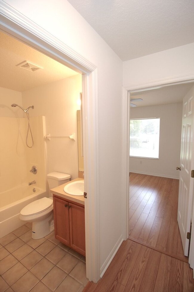 Building Photo - Roomy 3 Bed 2 Bath Screened Lanai Home for Rent in Pine Lakes